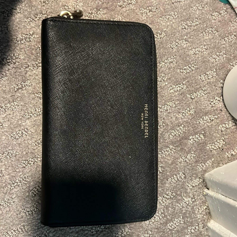 Henri Bendel zip around wallet
